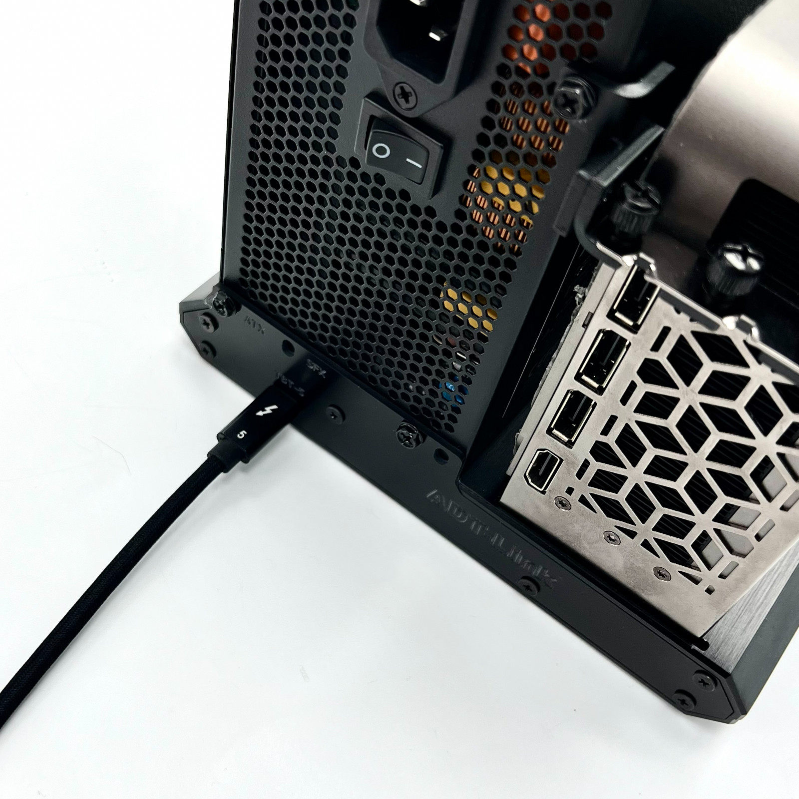 ADT Thunderbolt-5 PCIe 4.0 x4  - Thunderbolt 4 External Gpu Enclosure のレビューと価格